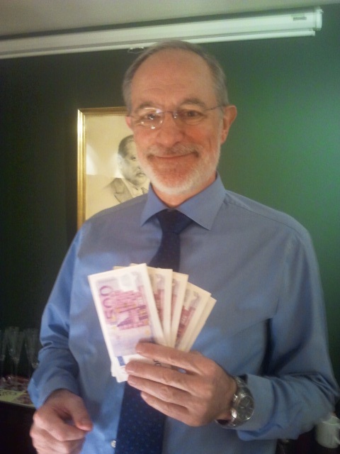 pica pica roldos 1 Ignacio con dinero de mentira